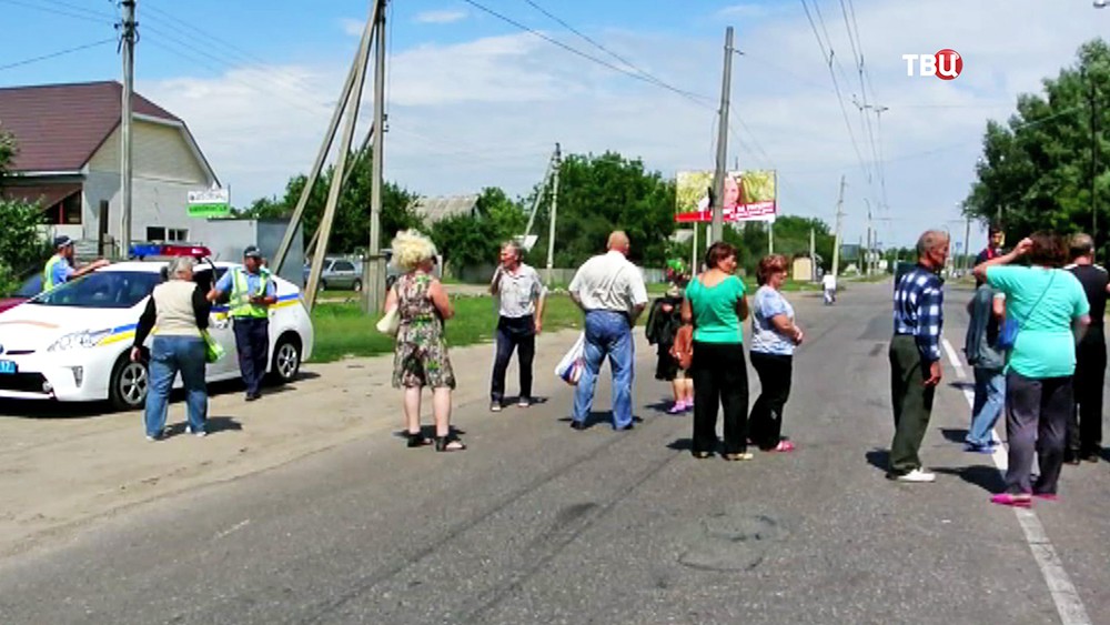 Жители Украины перекрыли дорогу 