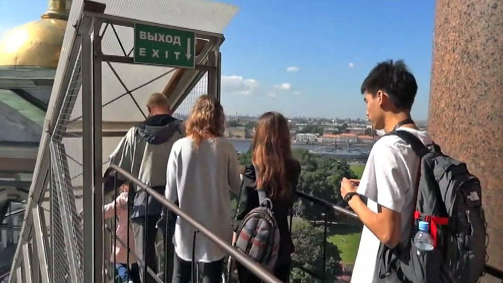 Туристы на смотровой площадке Исаакиевского собора в Санкт-Петербурге