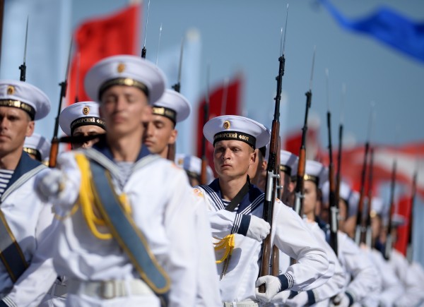 Моряки Черноморского флота во время празднования Дня Военно-морского флота России в Севастополе