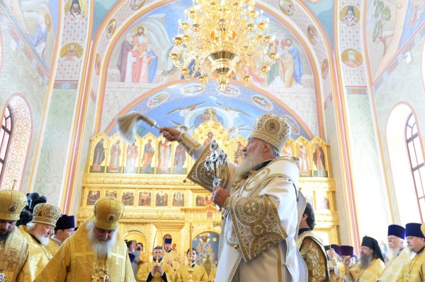 Патриарх Московский и всея Руси Кирилл во время освящения храма святого равноапостольного князя Владимира в Москве