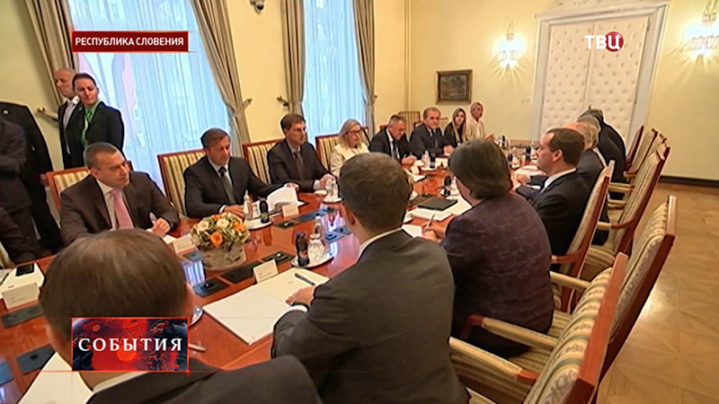 Глава российского правительства Дмитрий Медведев во время встречи 