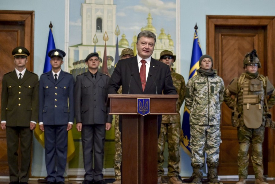 Петр Порошенко на фоне украинских военных в новой форме