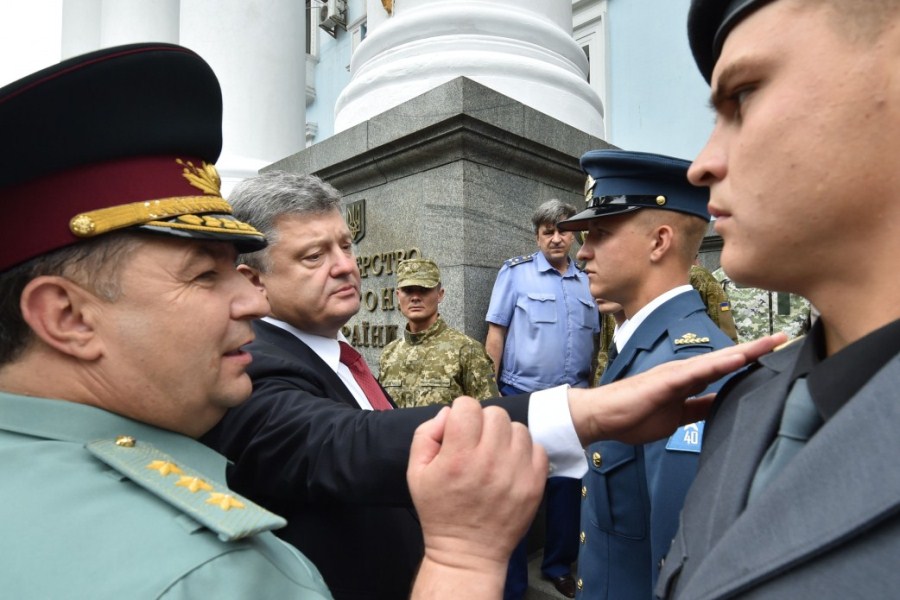 Петр Порошенко и украинские военные в новой форме