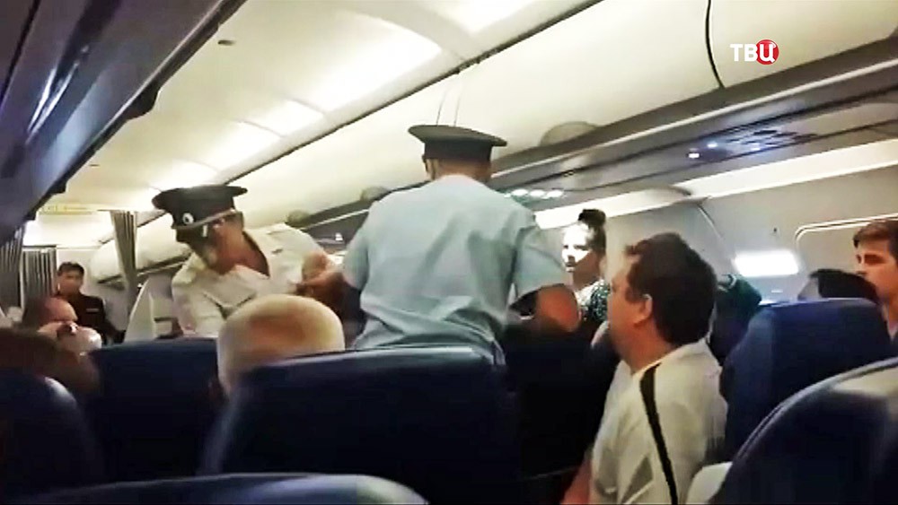 Арест пьяного дебошира на рейсе Новосибирск-Владивосток
