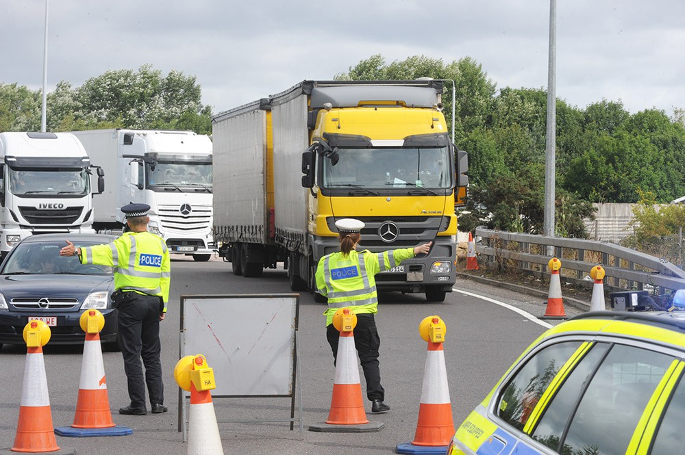 Полиция Великобритании досматривает грузовики