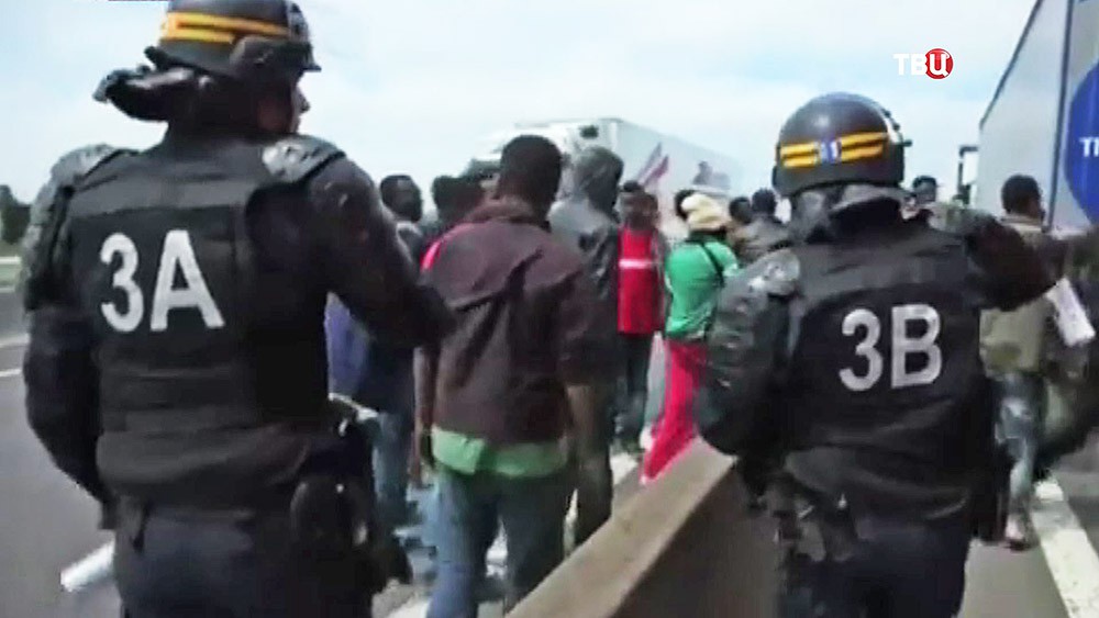 Полицейский рейд по нелегалам на границе Евротоннеля под проливом Ла-Манш