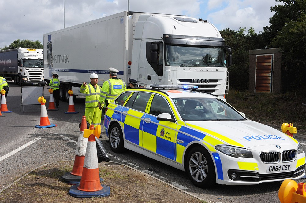 Полиция Великобритании досматривает грузовики