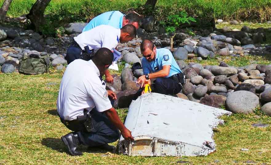 Эксперты изучают фрагмент предположительно принадлежащий пропавшему самолёту Boeing 777 "Малазийских авиалиний"