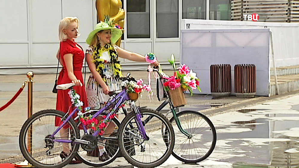 Участницы велопарада "Леди на велосипеде" 