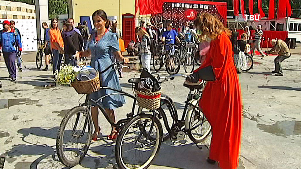 Участницы велопарада "Леди на велосипеде"