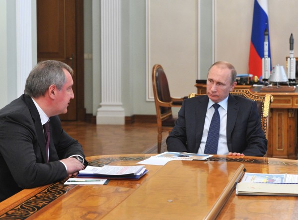  Президент России Владимир Путин (справа) и вице-премьер РФ Дмитрий Рогозин во время встречи 