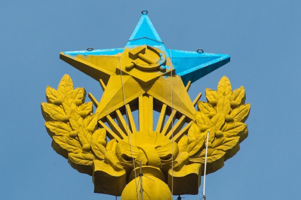 Звезда на шпиле высотного здания на Котельнической набережной в Москве
