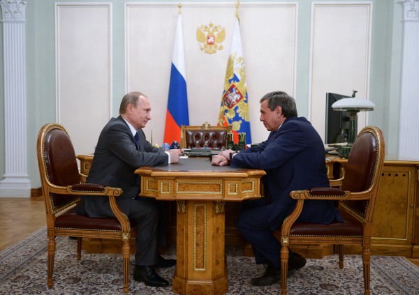 Президент России Владимир Путин и губернатор Новосибирской области Владимир Городецкий во время встречи