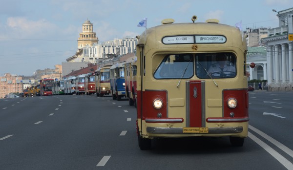 Колонна раритетных автобусов на Садовом кольце во время парада