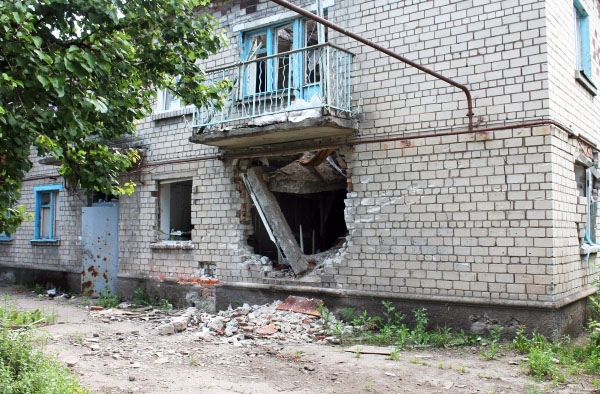 Последствия обстрела жилых кварталов в Донбассе
