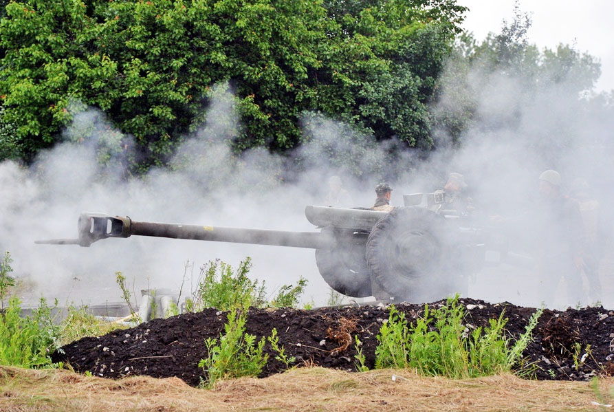 Украинская артиллерия ведет стрельбу в Донбассе
