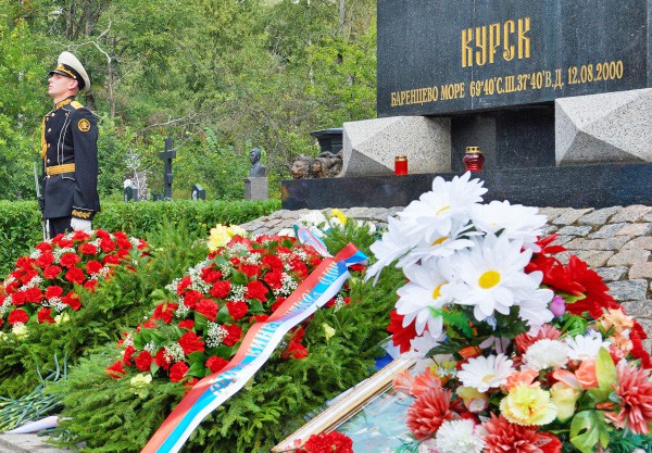 Почетный караул у мемориала памяти атомному подводному ракетному крейсеру "Курск" в Санкт-Петербурге