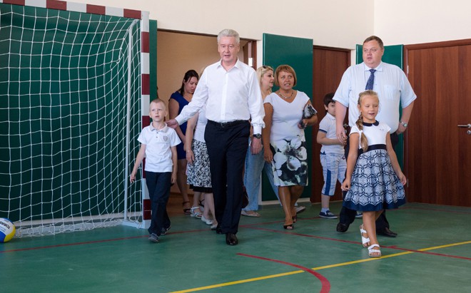 Сергей Собянин осматривает новую начальную школу