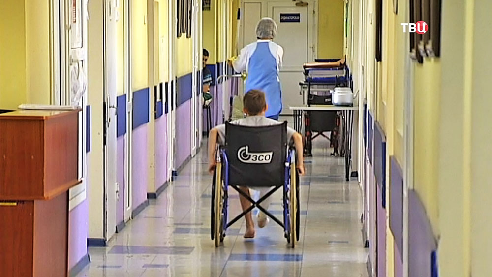 Пострадавший ребенок в коридоре больнице
