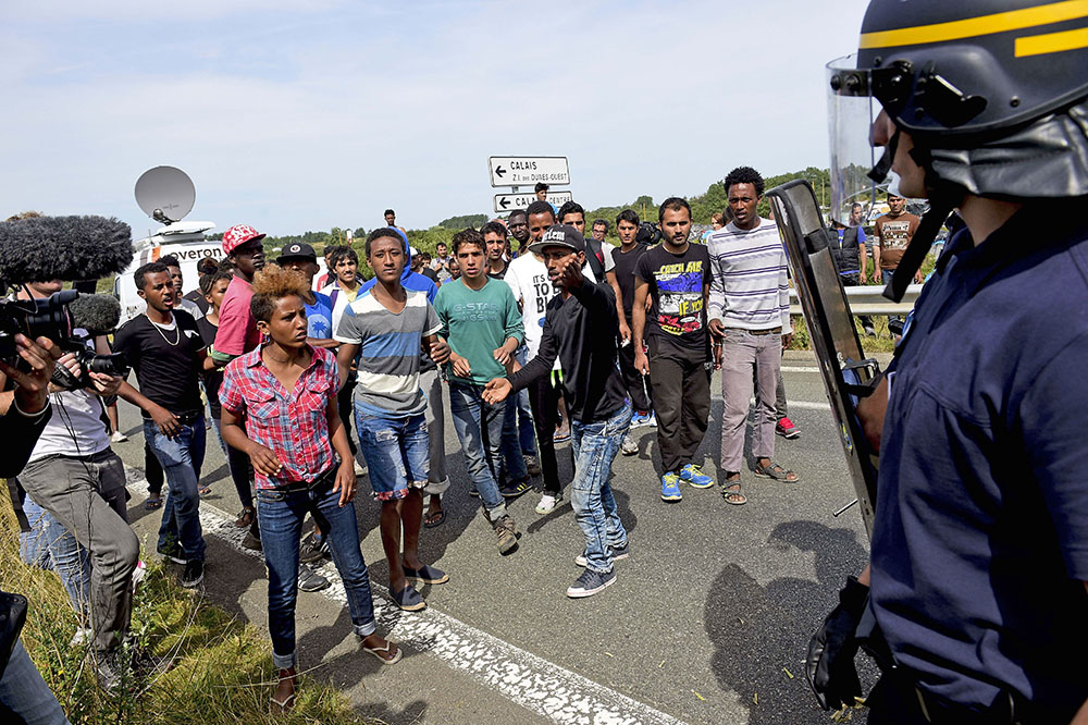 Стычка нелегальных мигрантов с французской полицией