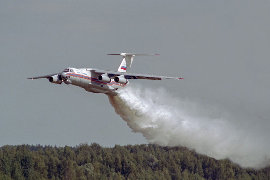 Самолёт Ил-76 МЧС России принимает участие в тушении лесных пожаров