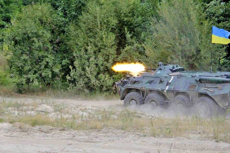 Украинская армия ведет стрельбу 