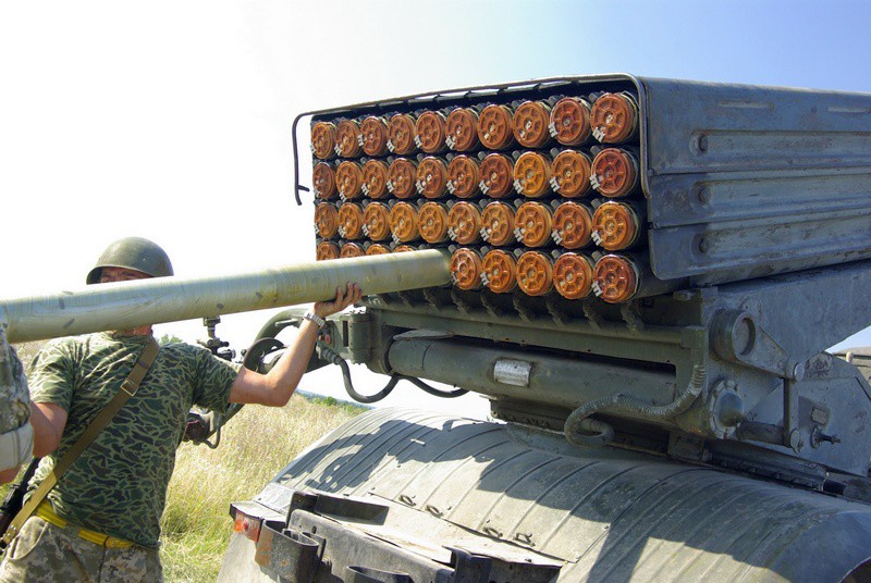 Украинские военные заряжают установку РСЗО "Град"  