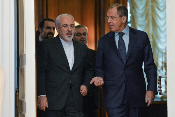 Министр иностранных дел РФ Сергей Лавров (справа) во время встречи с министром иностранных дел Ирана Мохаммадом Джавадом Зарифом