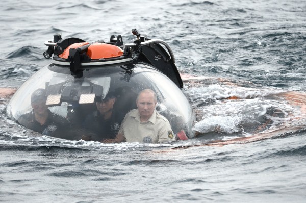Президент России Владимир Путин совершает погружение на батискафе к затонувшему древнему судну, лежащему в районе Севастополя на 83-метровой глубине