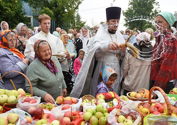 Освящение яблок во время праздника Преображения Господня