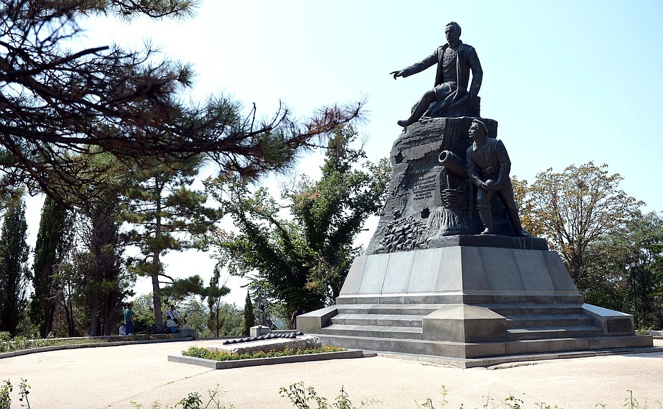 Мемориальный комплекс "Малахов курган". Памятник на месте смертельного ранения вице-адмирала Владимира Корнилова