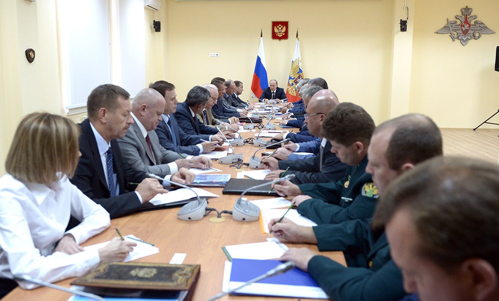 Президент России Владимир Путин на совещании с руководителями местных и федеральных силовых структур в Севастополе