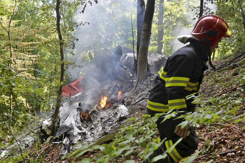 Спасатели на месте крушения самолёта в Словакии
