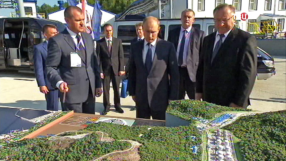 Владимир Путин на открытии технологического тоннеля "Шесхарис-Грушевая"