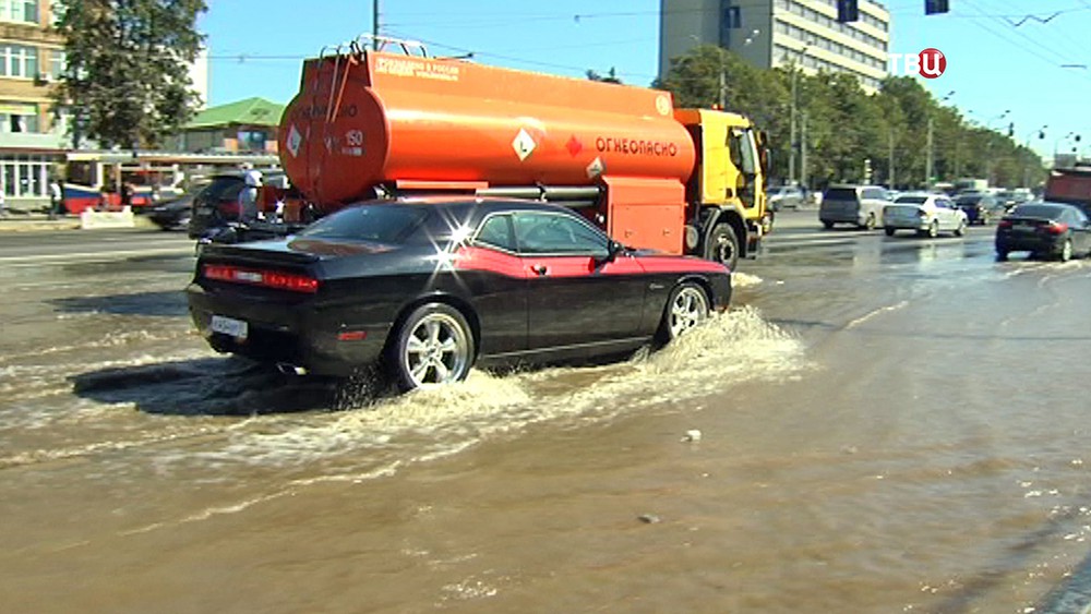 Потоп на проезжей части в Москве