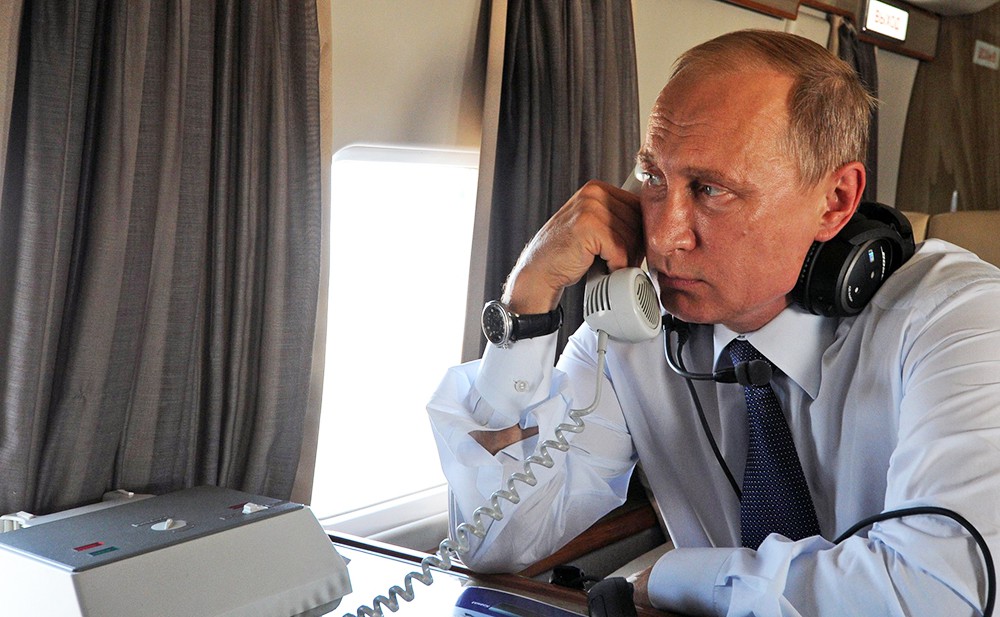 Президент РФ Владимир Путин в салоне вертолета