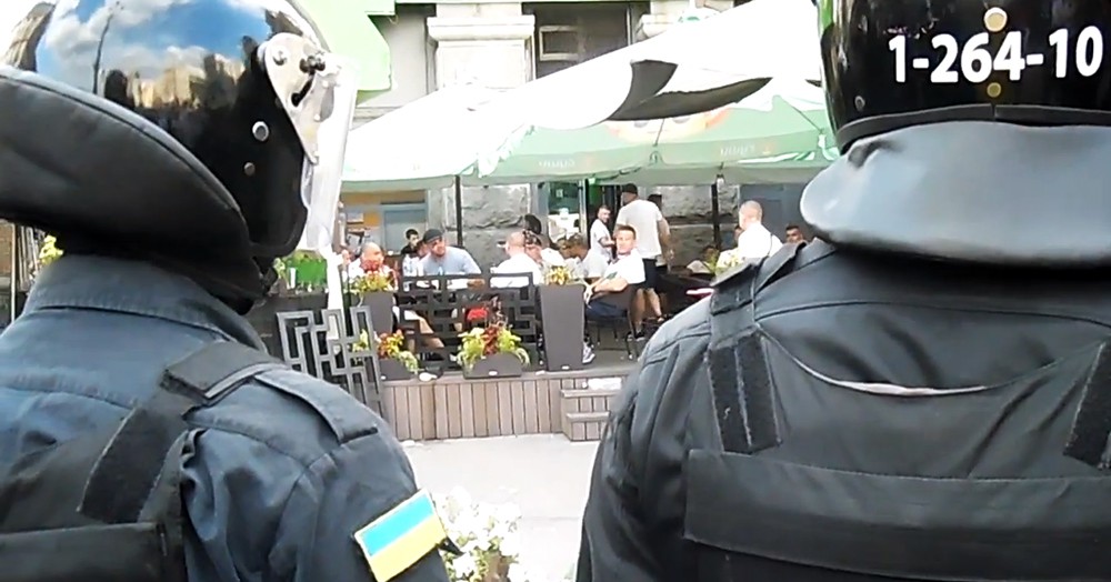 Украинская милиция оцепила польских фанатов  