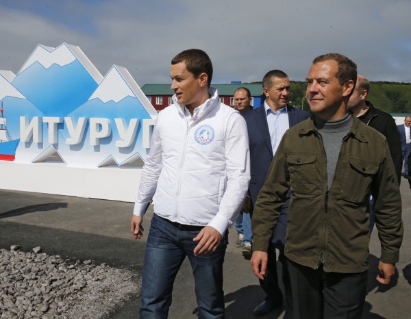 Председатель правительства России Дмитрий Медведев (справа) во время посещения палаточного городка всероссийского молодежного образовательного форума "Итуруп" в городе Курильске