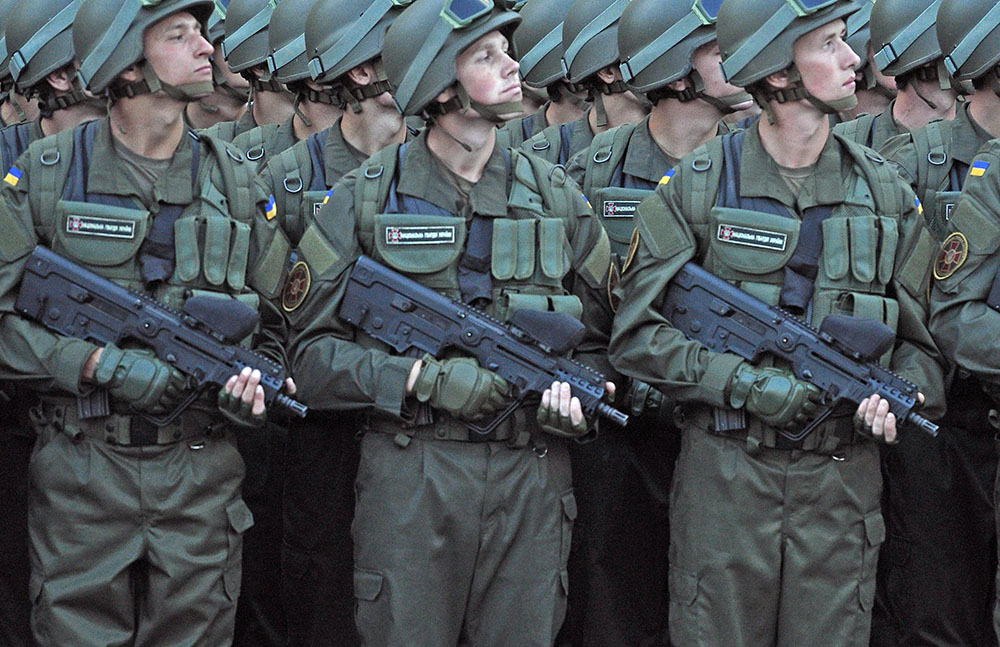 Солдаты украинской армии во время марша 