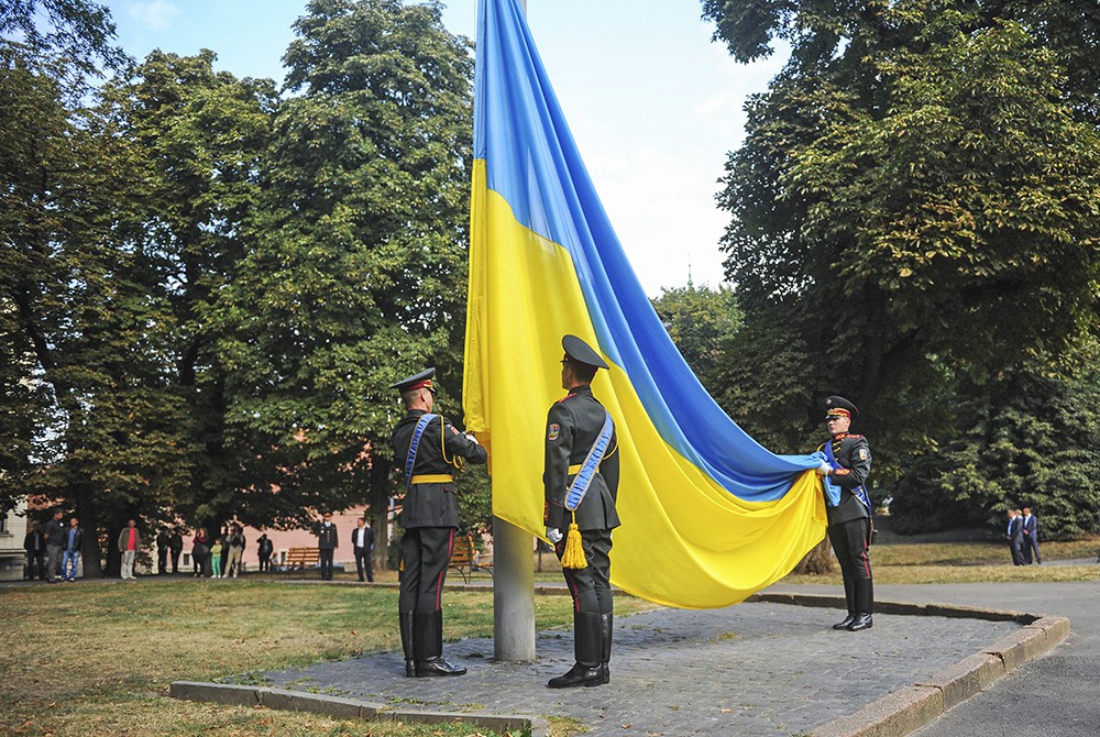 Поднятие Украинского флага