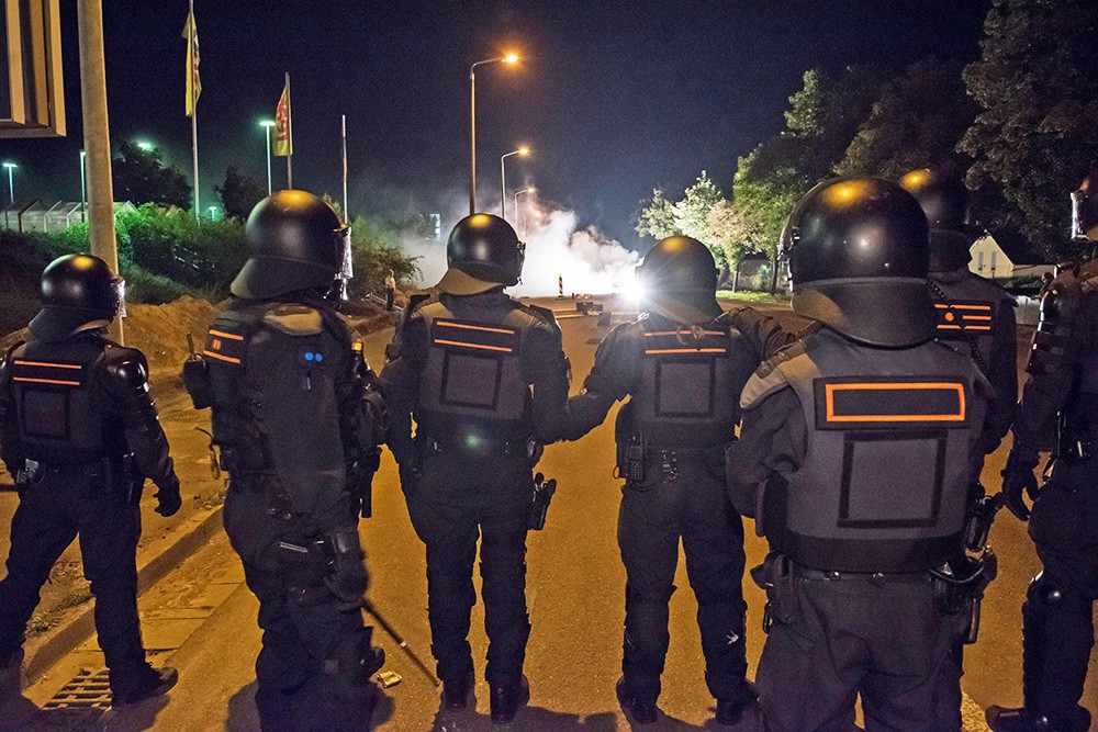 Уличные столкновения с европейской полицией