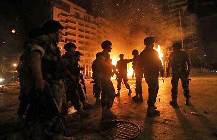 Армия Бейрута разгоняет митингующих