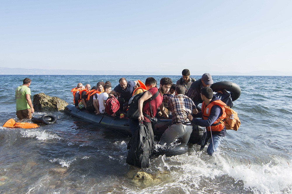 Мигранты переправляются в Европу на лодке