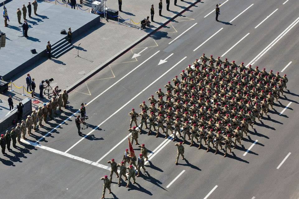 Солдаты украинской армии во время парада в Киеве
