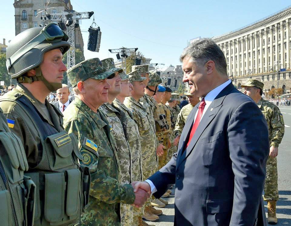 Президент Украины Пётр Порошенко поздравляет военнослужащих с Днём независимости