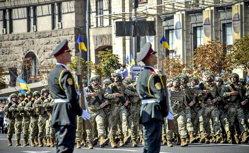 Солдаты украинской армии во время парада в Киеве