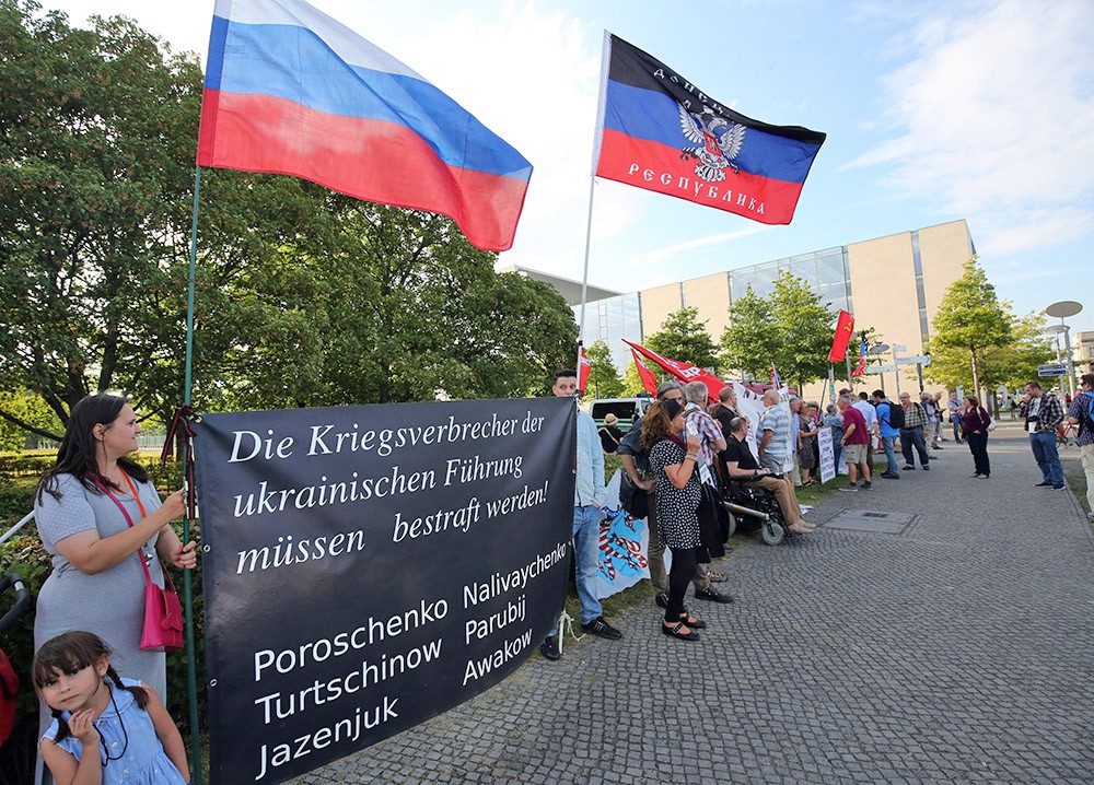 Жители Донбасcа митингуют в Германии