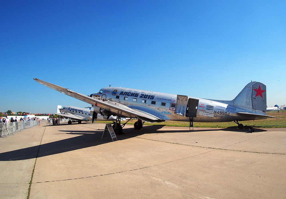 Самолёт DC-3 "Лётчик-космонавт Алексей Леонов"