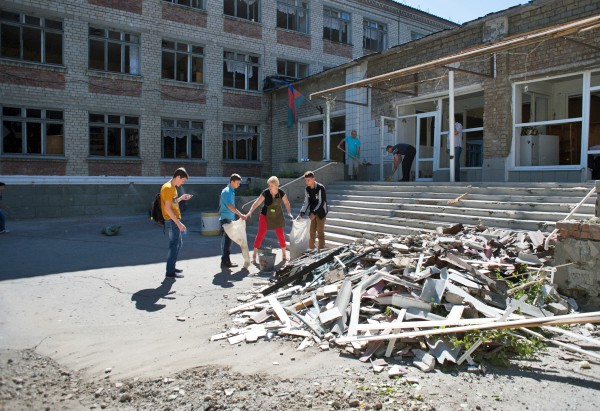 Последствия обстрела школы в Донбассе