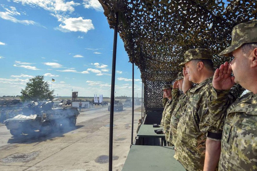 Пётр Порошенко смотрит прогон военной украинской армии